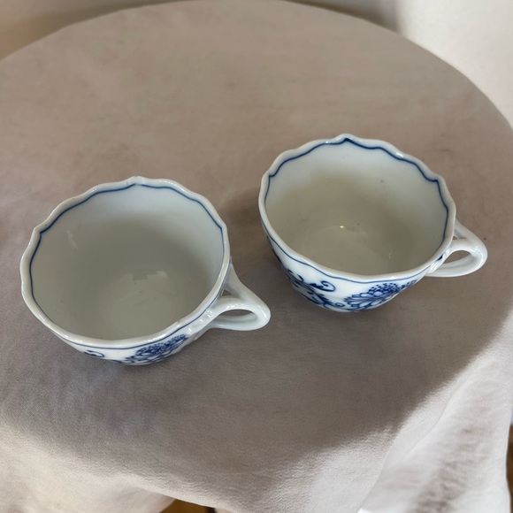2 Meissen Blue Onion Mini Floral Teacups Vintage Germany Fine China Rare Antique - Picture 4 of 8